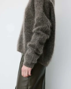Pull large doux en mohair mélangé col V taupe Adorable