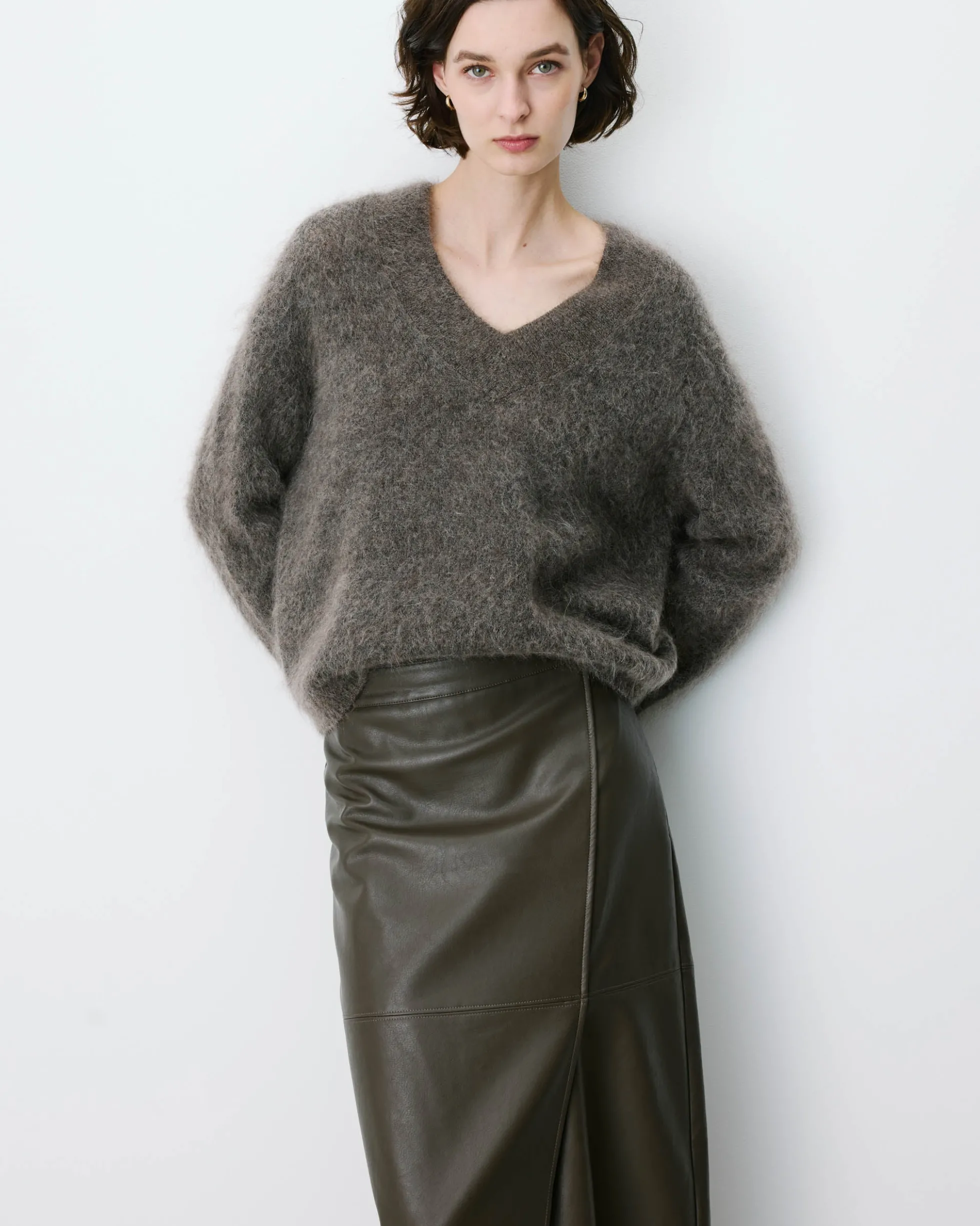 Pull large doux en mohair mélangé col V taupe Adorable