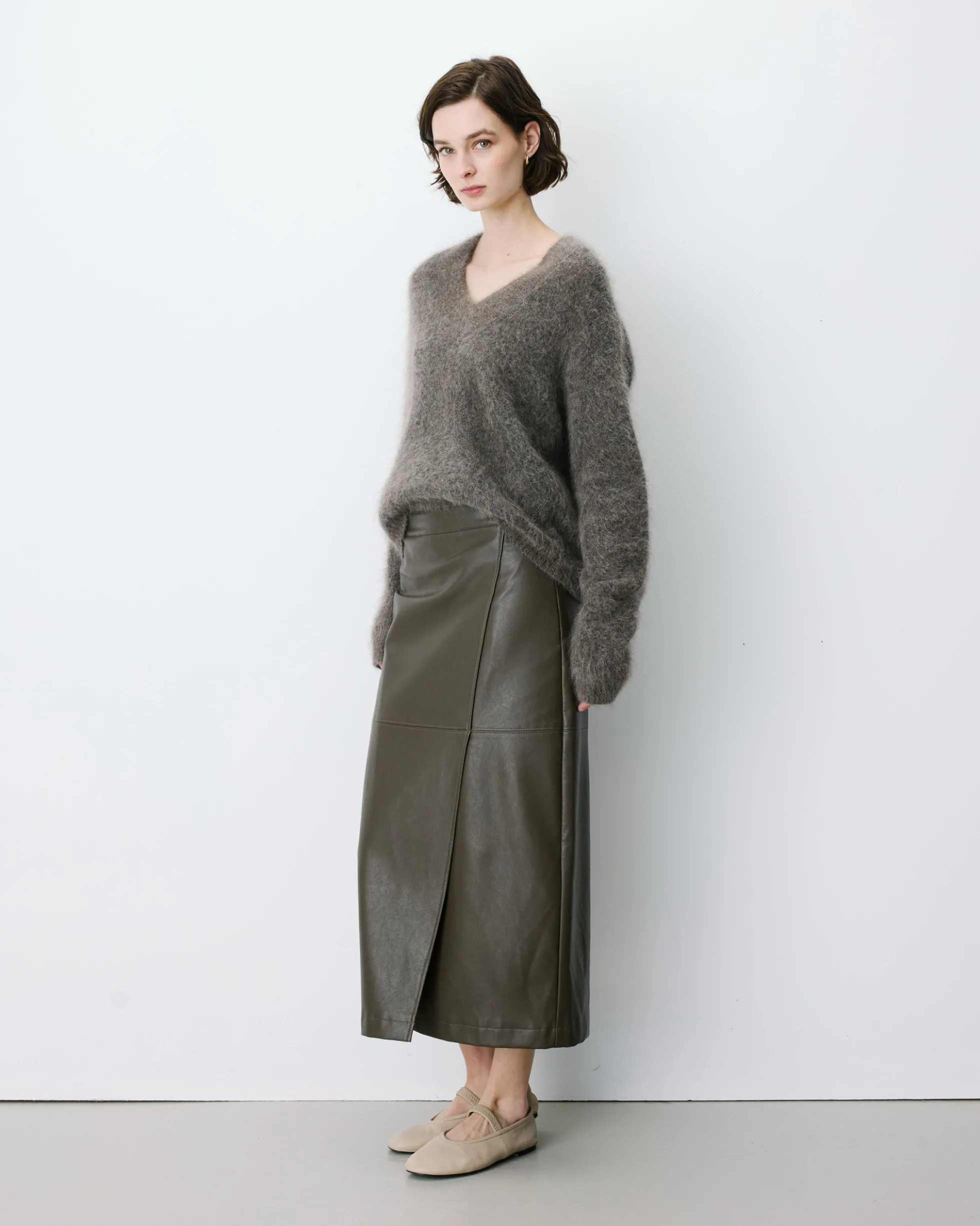 Pull large doux en mohair mélangé col V taupe Adorable