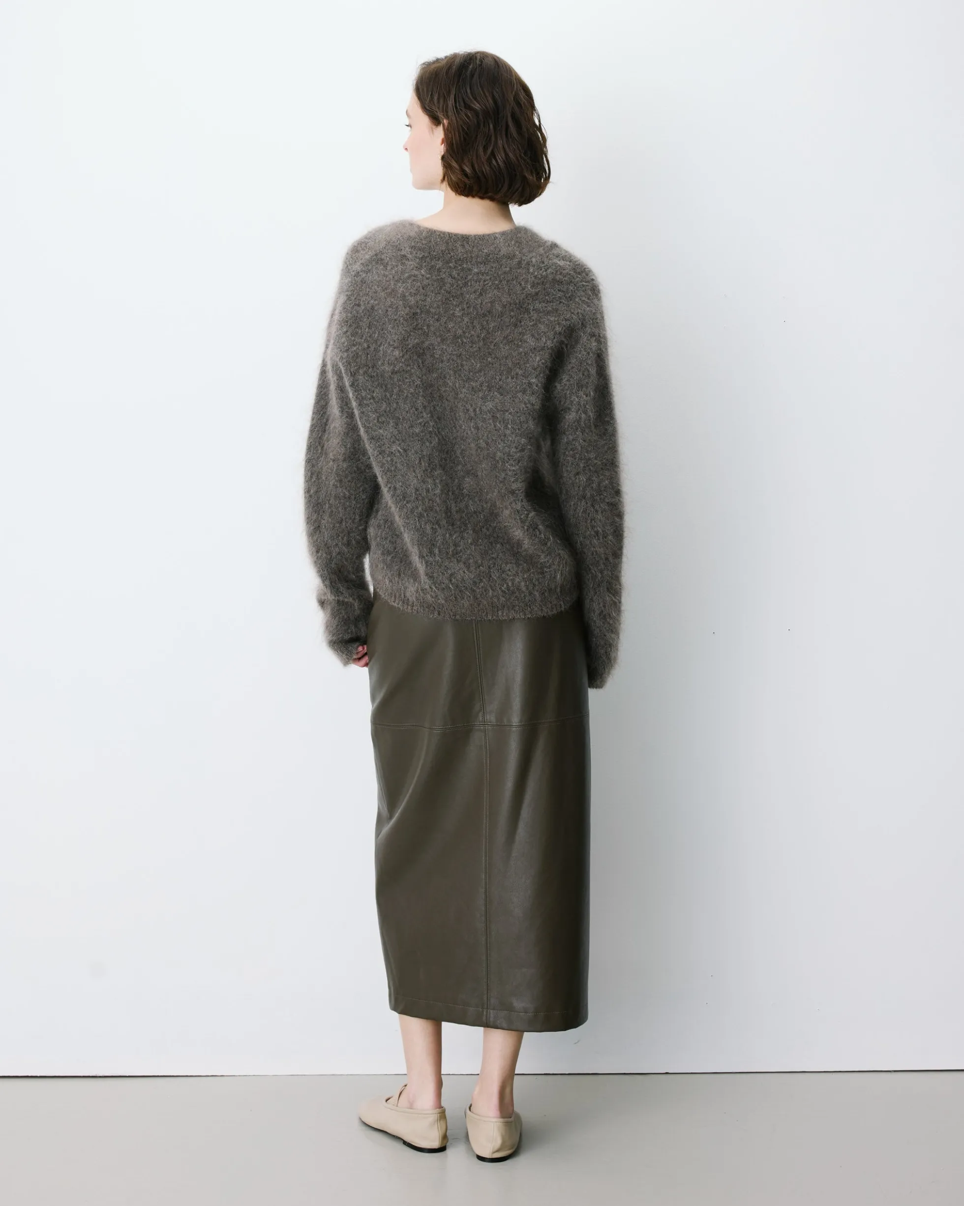Pull large doux en mohair mélangé col V taupe Adorable