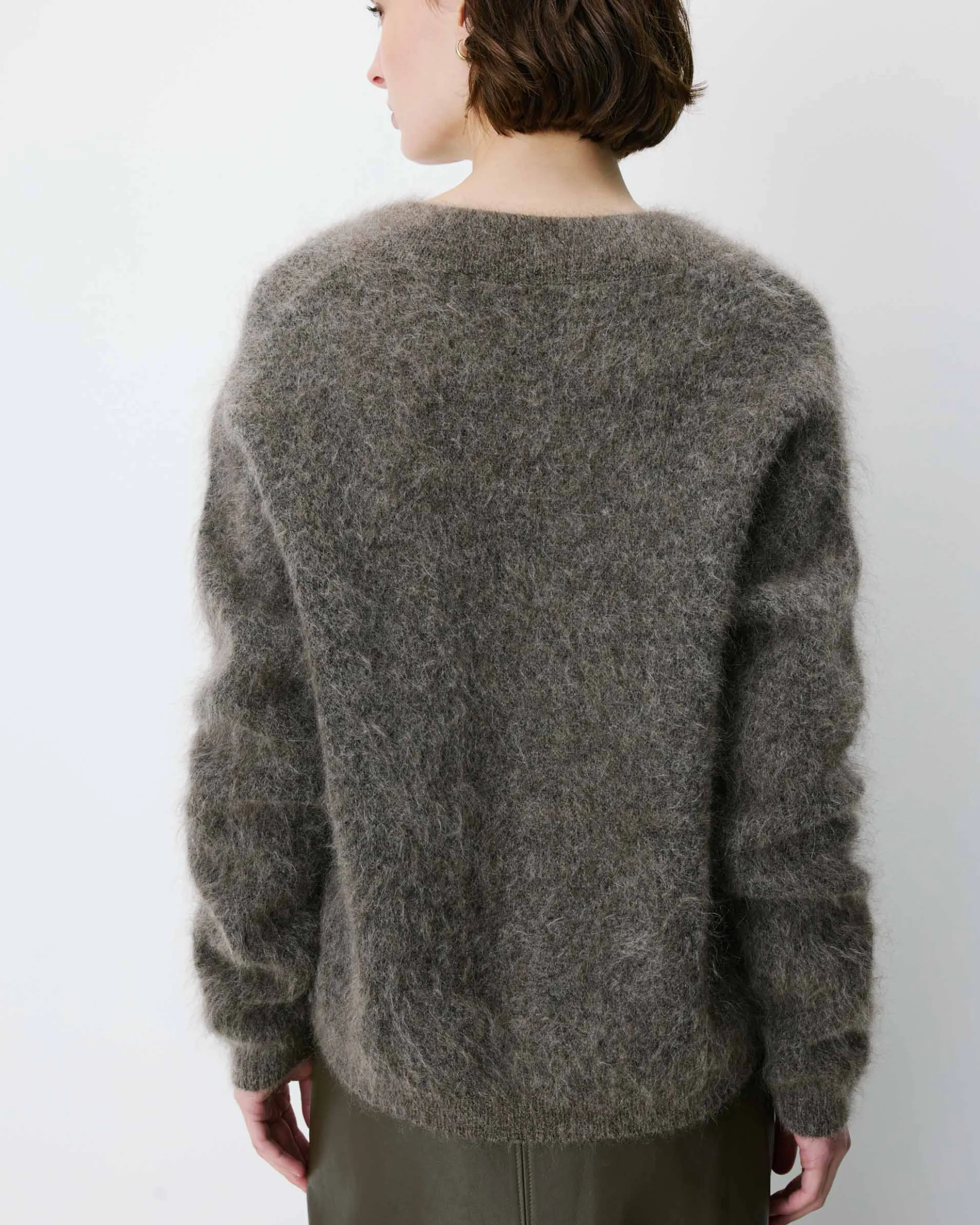 Pull large doux en mohair mélangé col V taupe Adorable