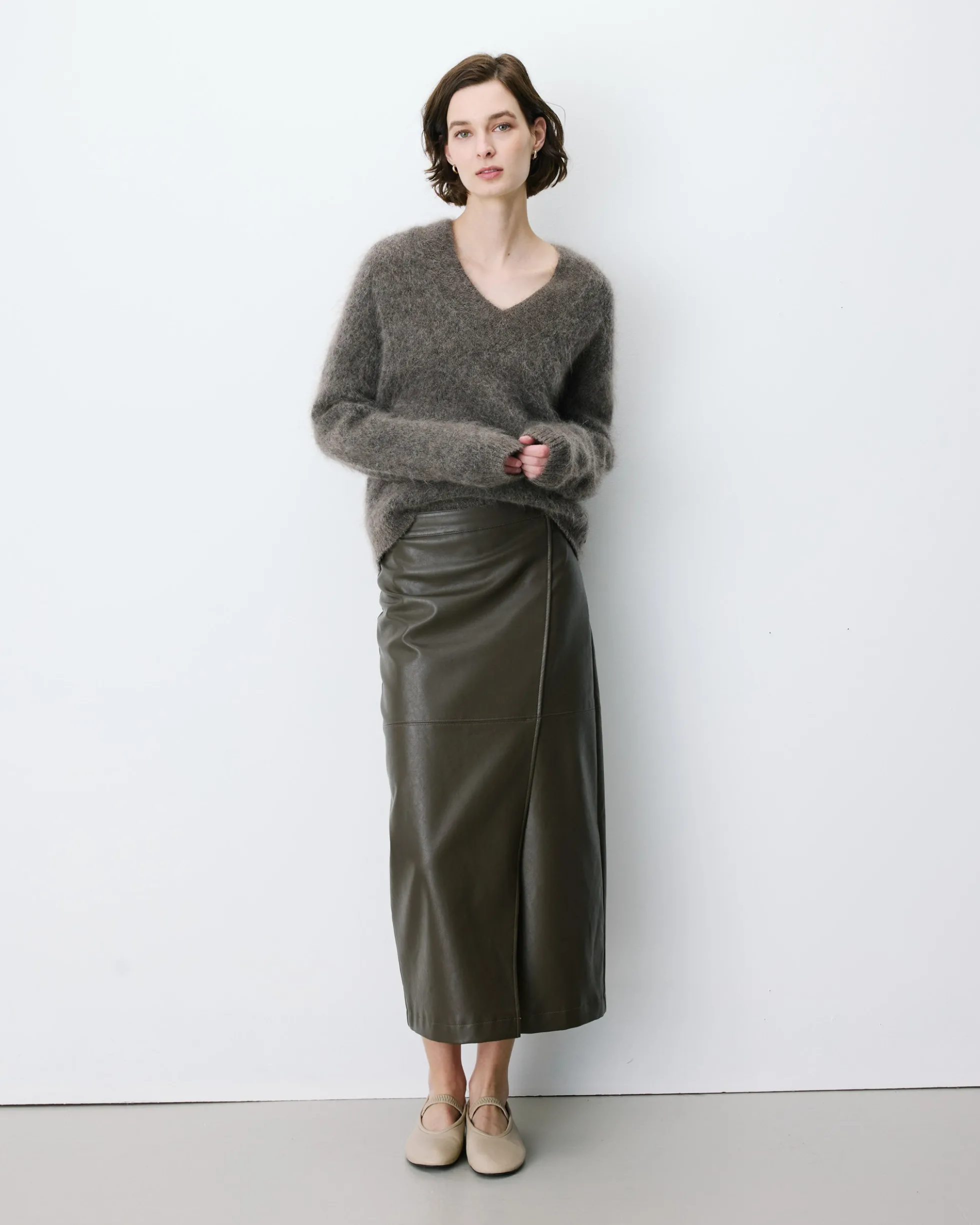Pull large doux en mohair mélangé col V taupe Adorable