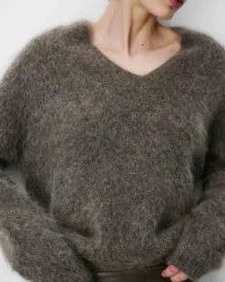 Pull large doux en mohair mélangé col V taupe Adorable