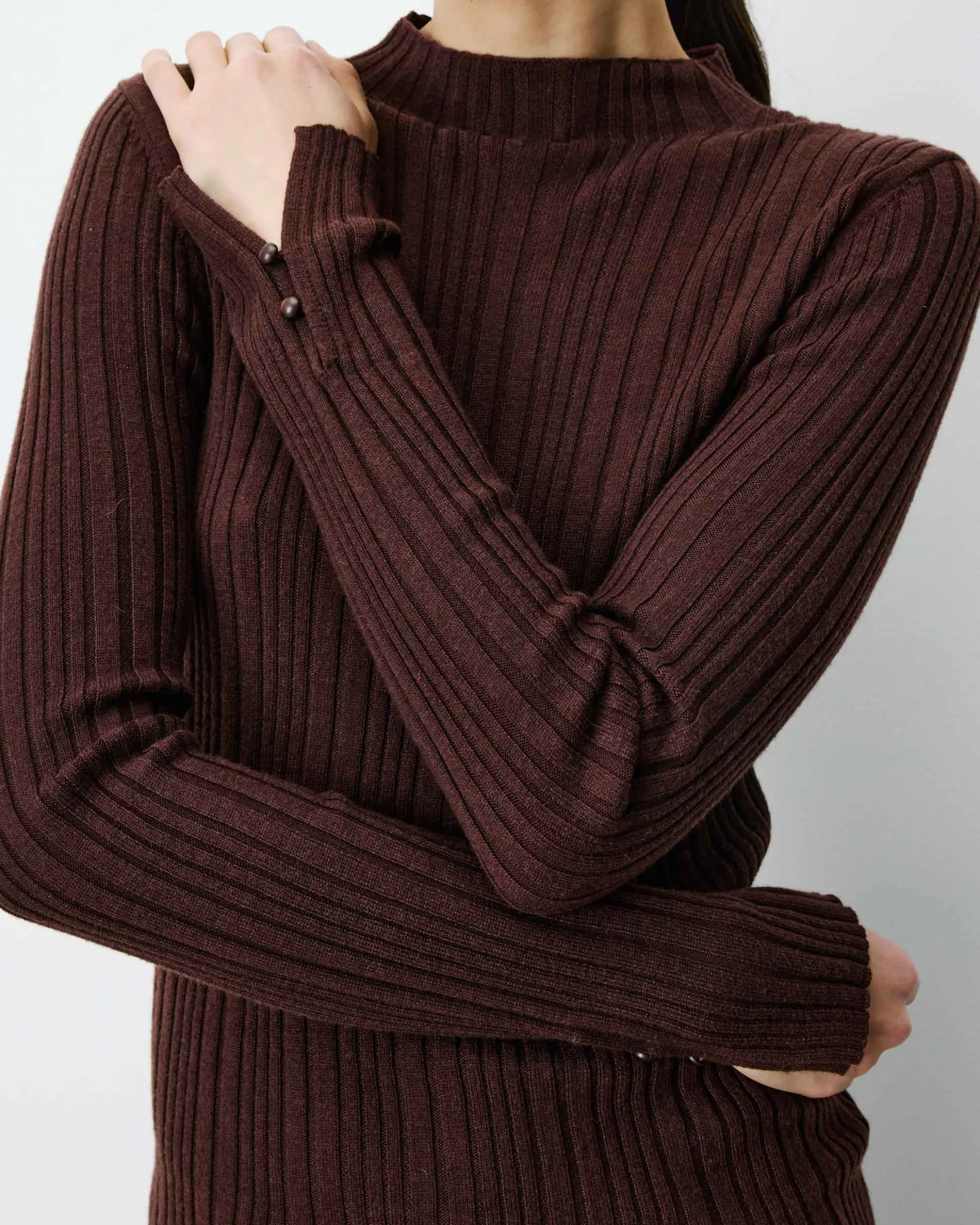 Pull maille fine près du corps col montant chocolat Aloe