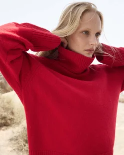 Pull oversize col roulé en maille torsadée rouge Bastille