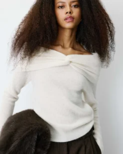 Pull à épaules dénudées manches longues ecru Bisou