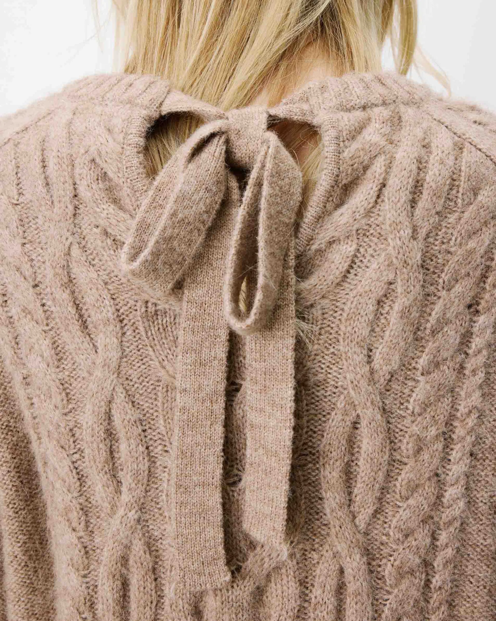 Pull torsadé à nouer au dos beige Arcelin