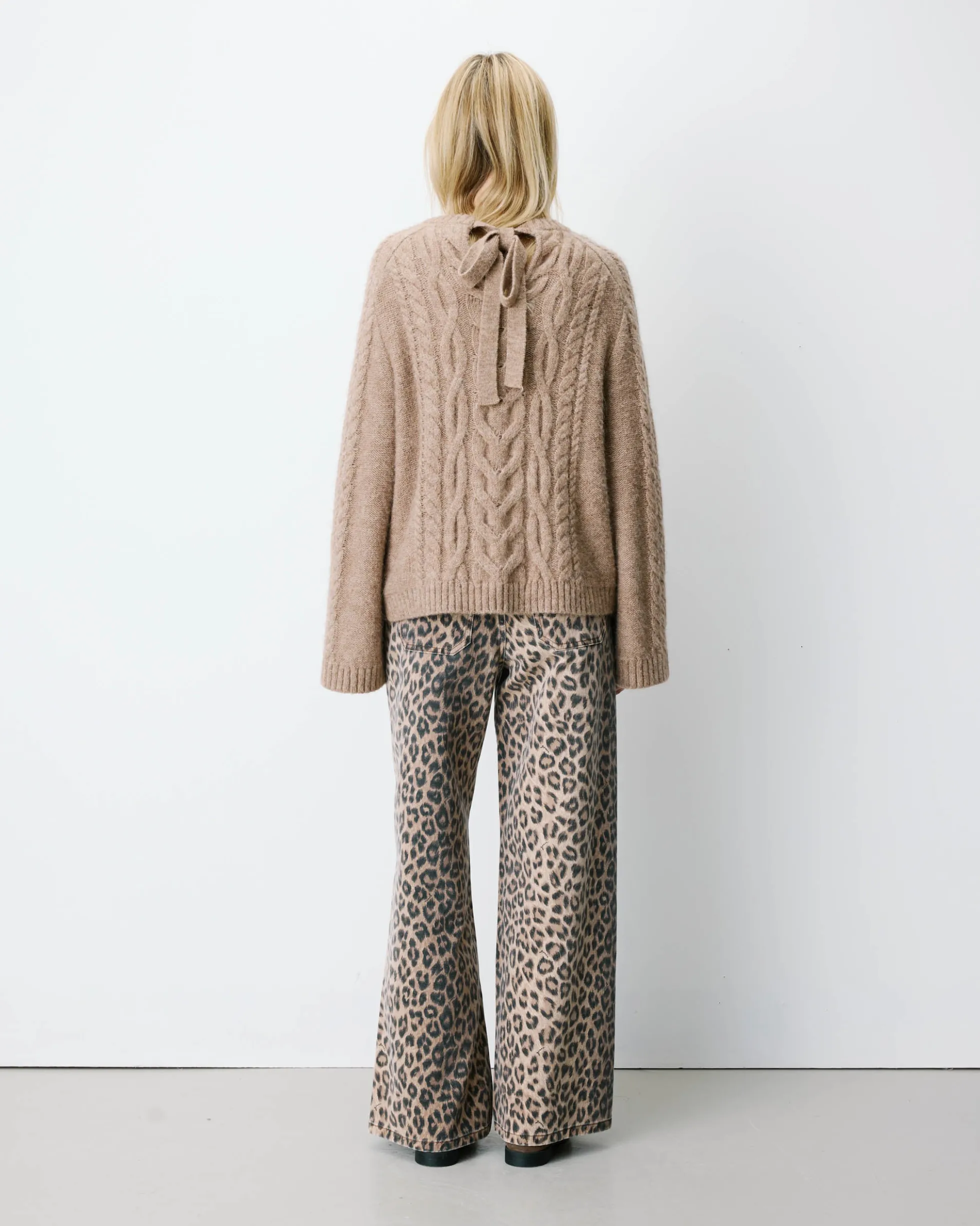 Pull torsadé à nouer au dos beige Arcelin