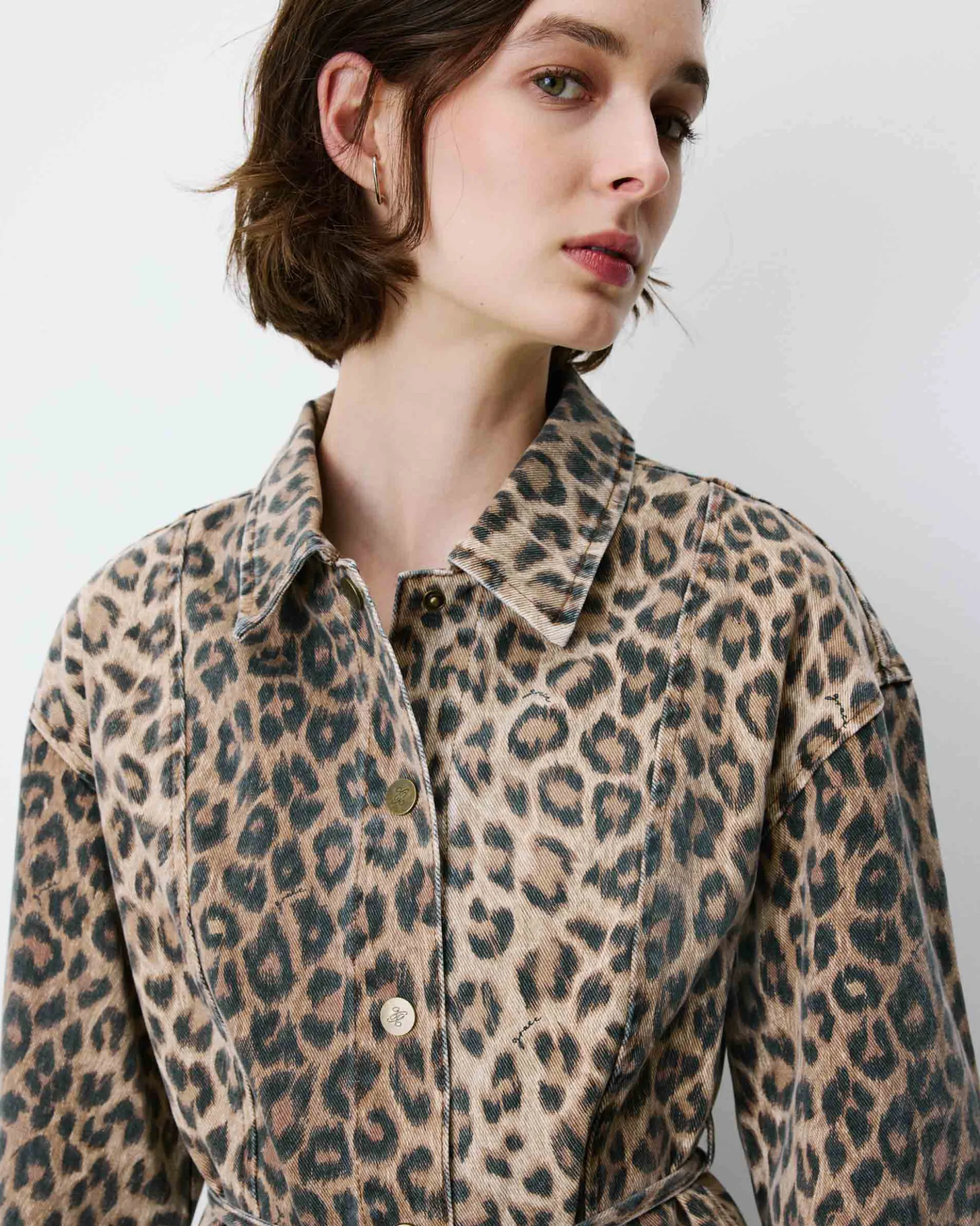 Robe chemise courte en denim à motif leo Alizee