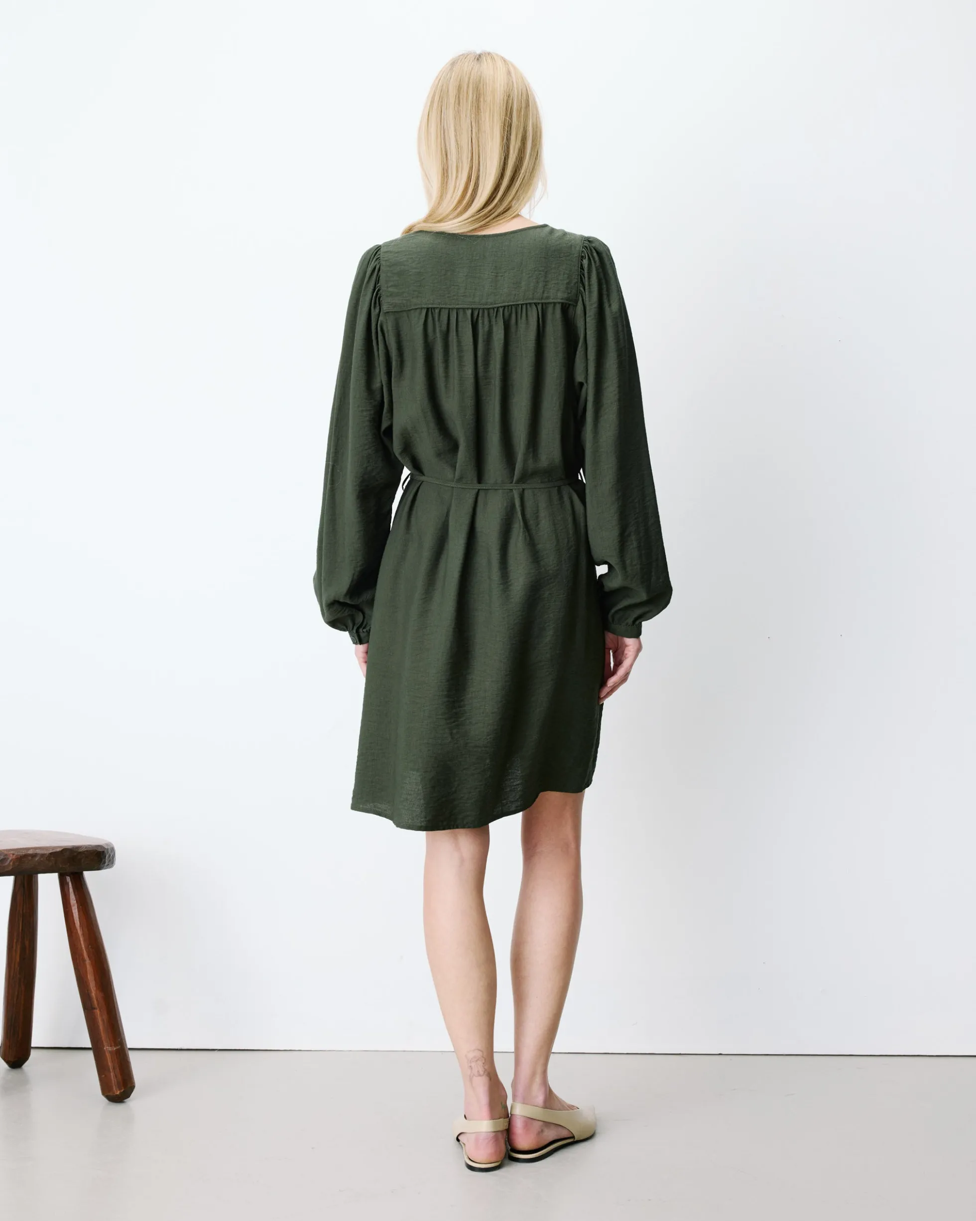 Robe courte col V manches bouffantes kaki Alienor