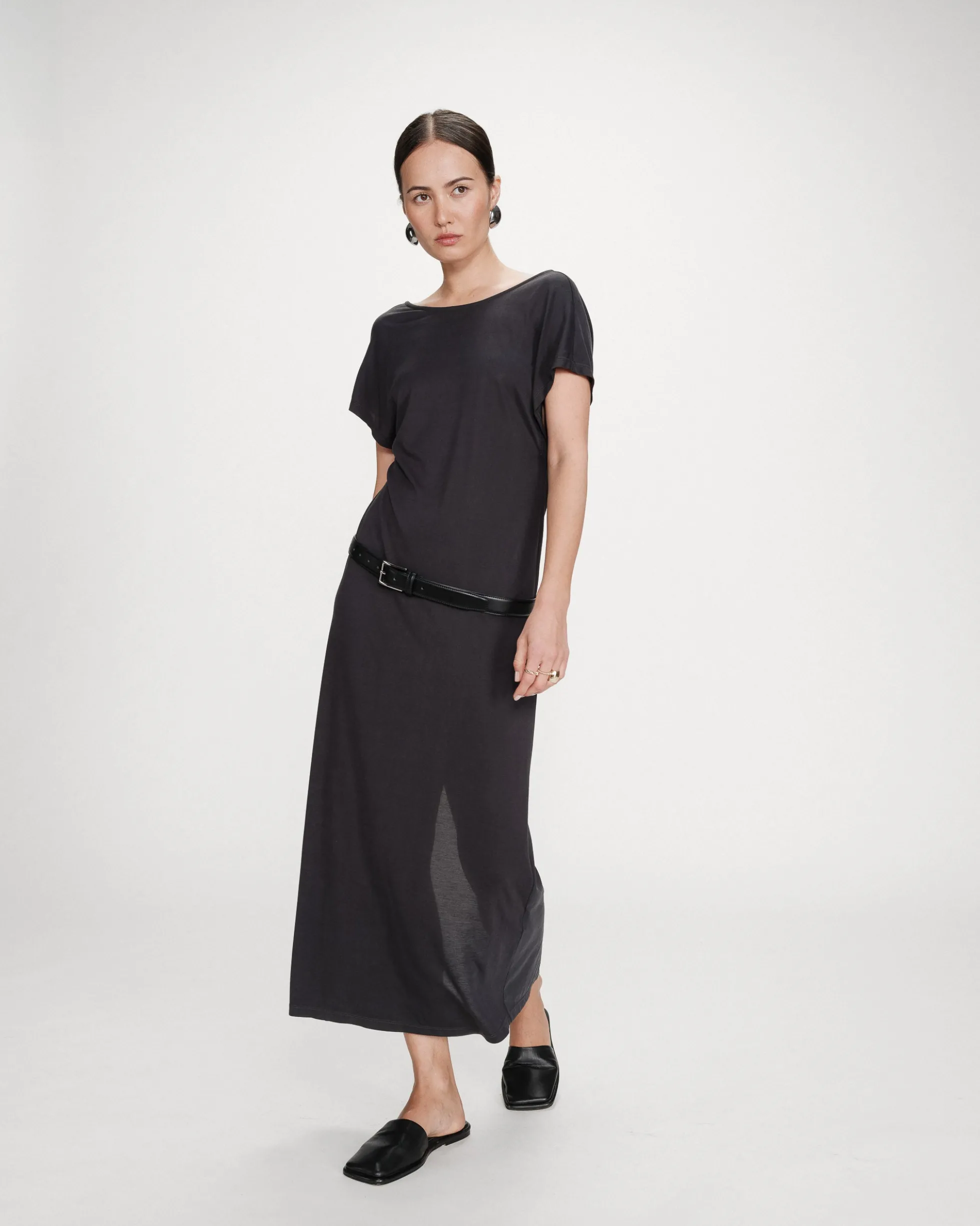 Robe longue légère en modal manches courtes carbone Peace