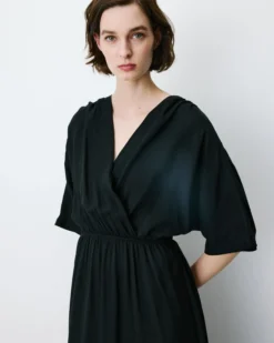 Robe longue évasée col V croisé noir Amelia