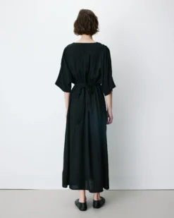 Robe longue évasée col V croisé noir Amelia