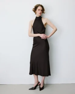 Robe longue évasée en satin sans manches chocolat Bella