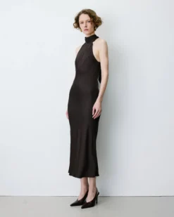 Robe longue évasée en satin sans manches chocolat Bella