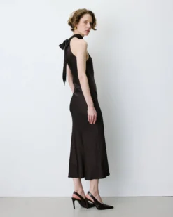 Robe longue évasée en satin sans manches chocolat Bella