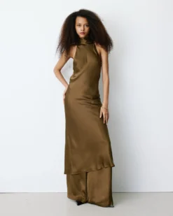 Robe longue évasée en satin sans manches olive Bella