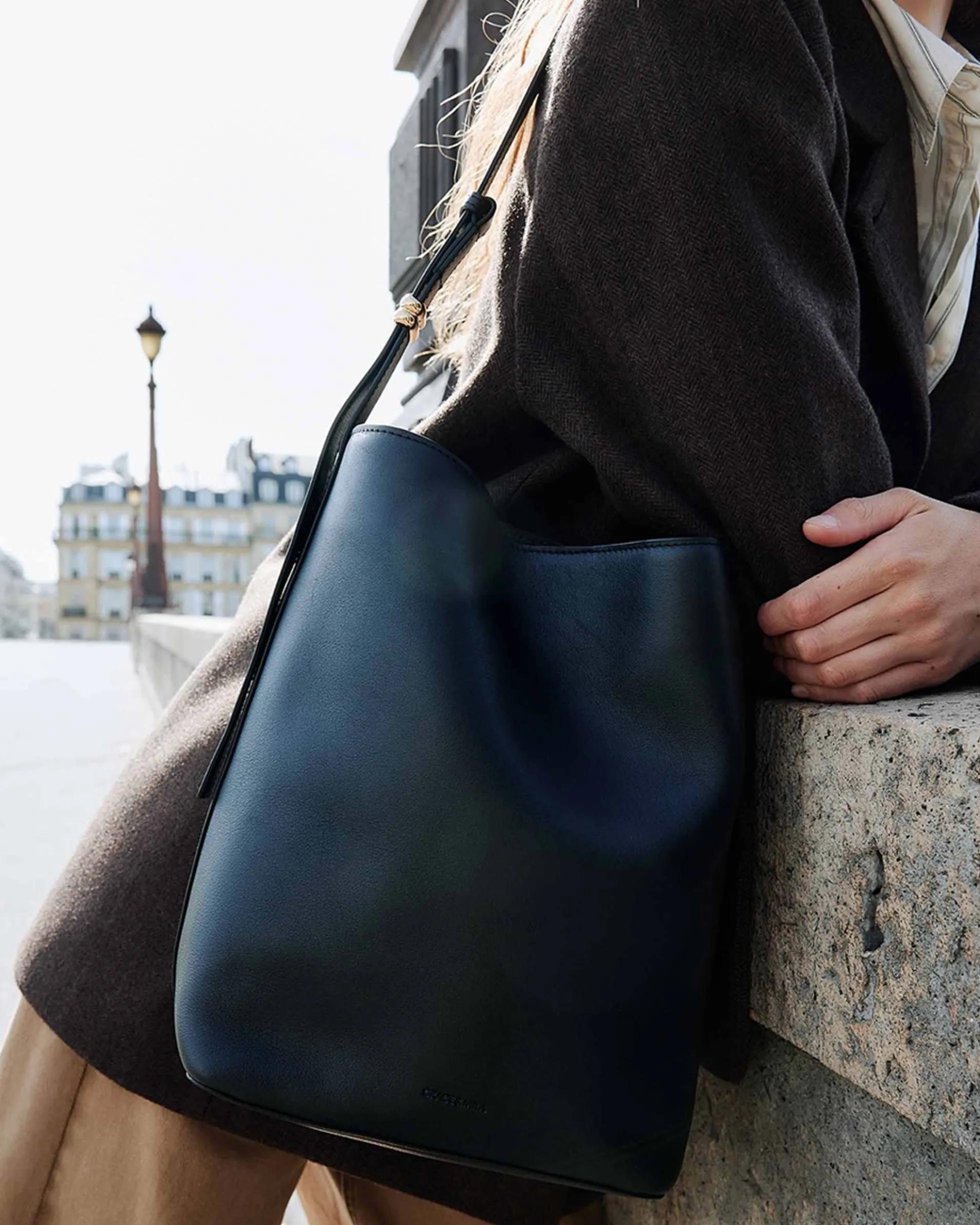 Sac seau en cuir de vachette noir Le come