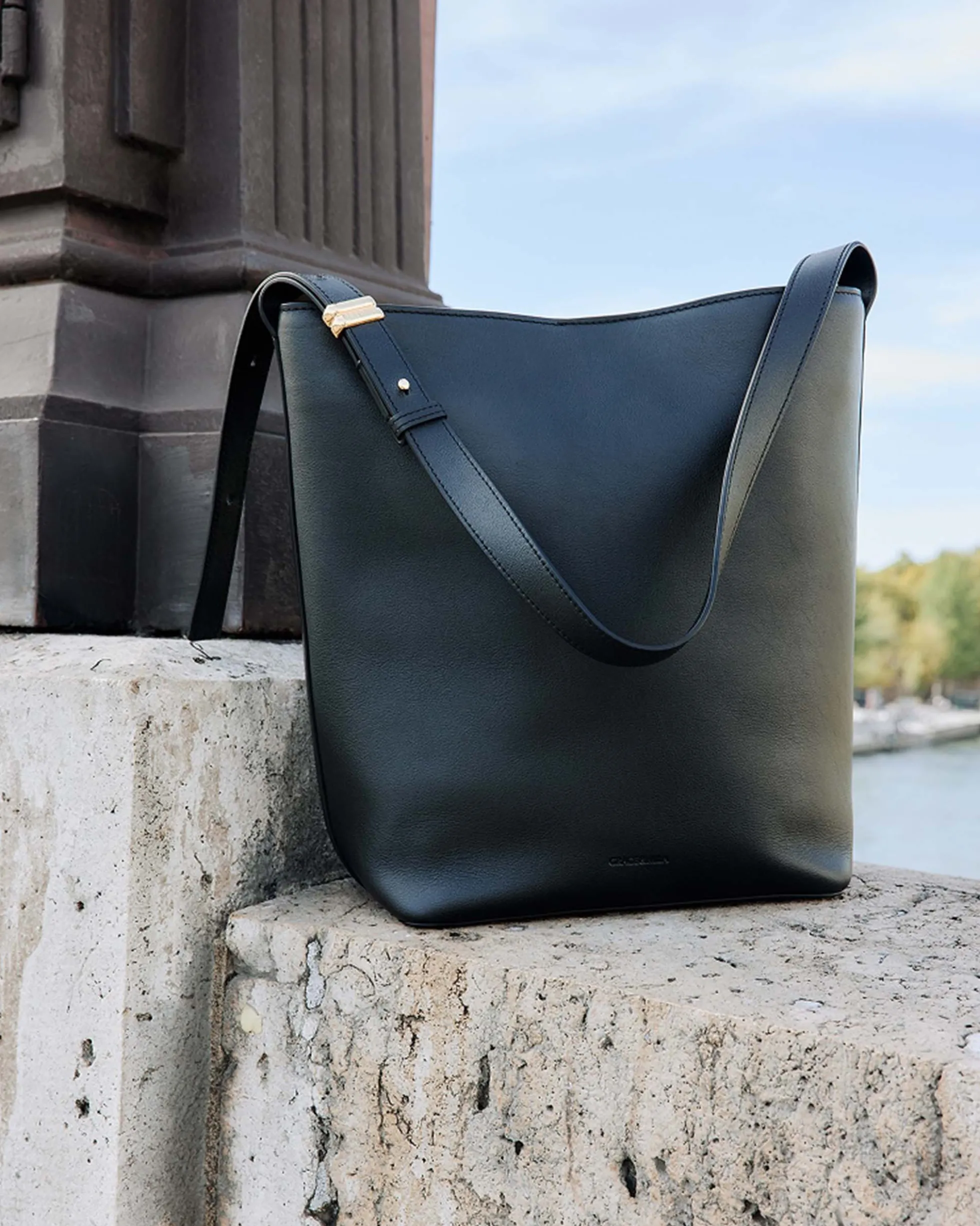 Sac seau en cuir de vachette noir Le come
