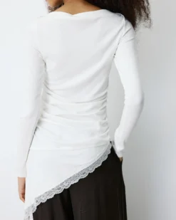 Top asymétrique manches longues bas en dentelle ivoire Bina
