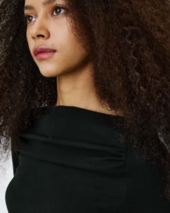 Top asymétrique manches longues bas en dentelle noir Bina