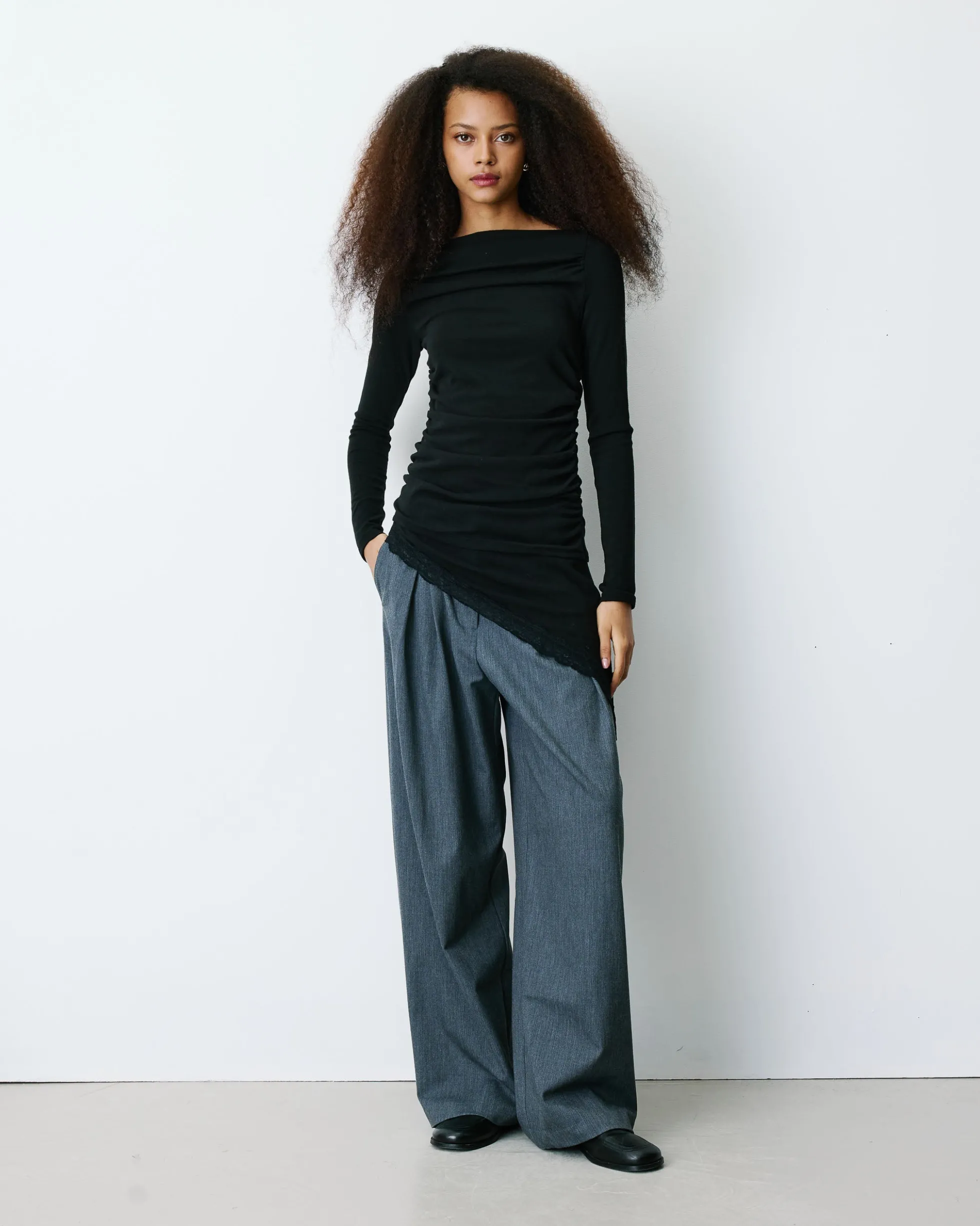Top asymétrique manches longues bas en dentelle noir Bina