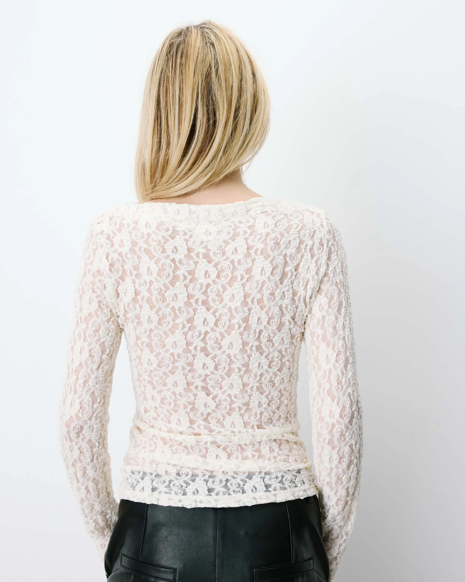 Top en dentelle drapé col bateau ecru Avoine