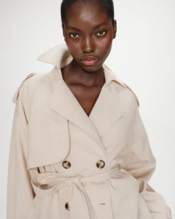 Trench-coat court ceinturé col à revers sable Vogue