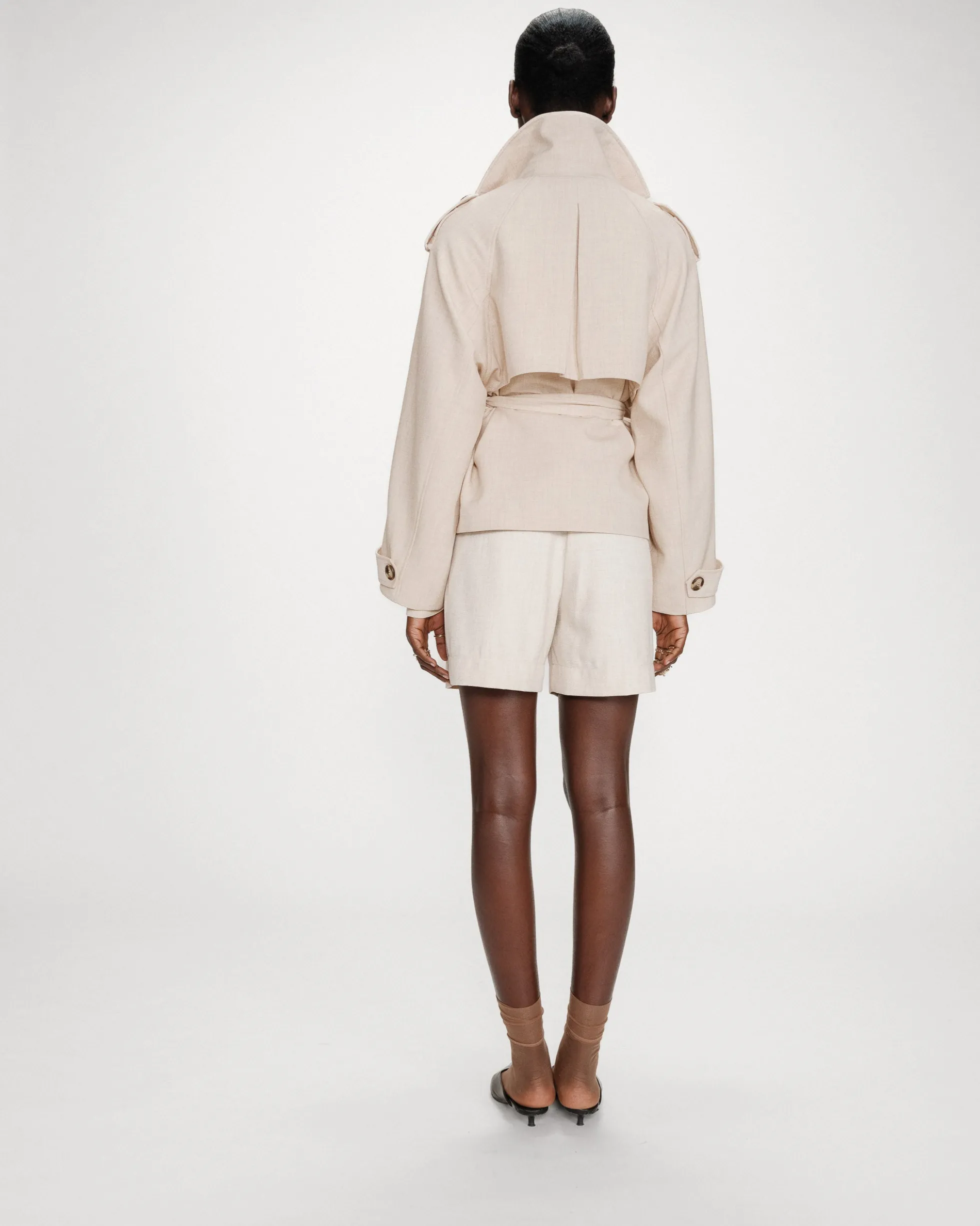 Trench-coat court ceinturé col à revers sable Vogue