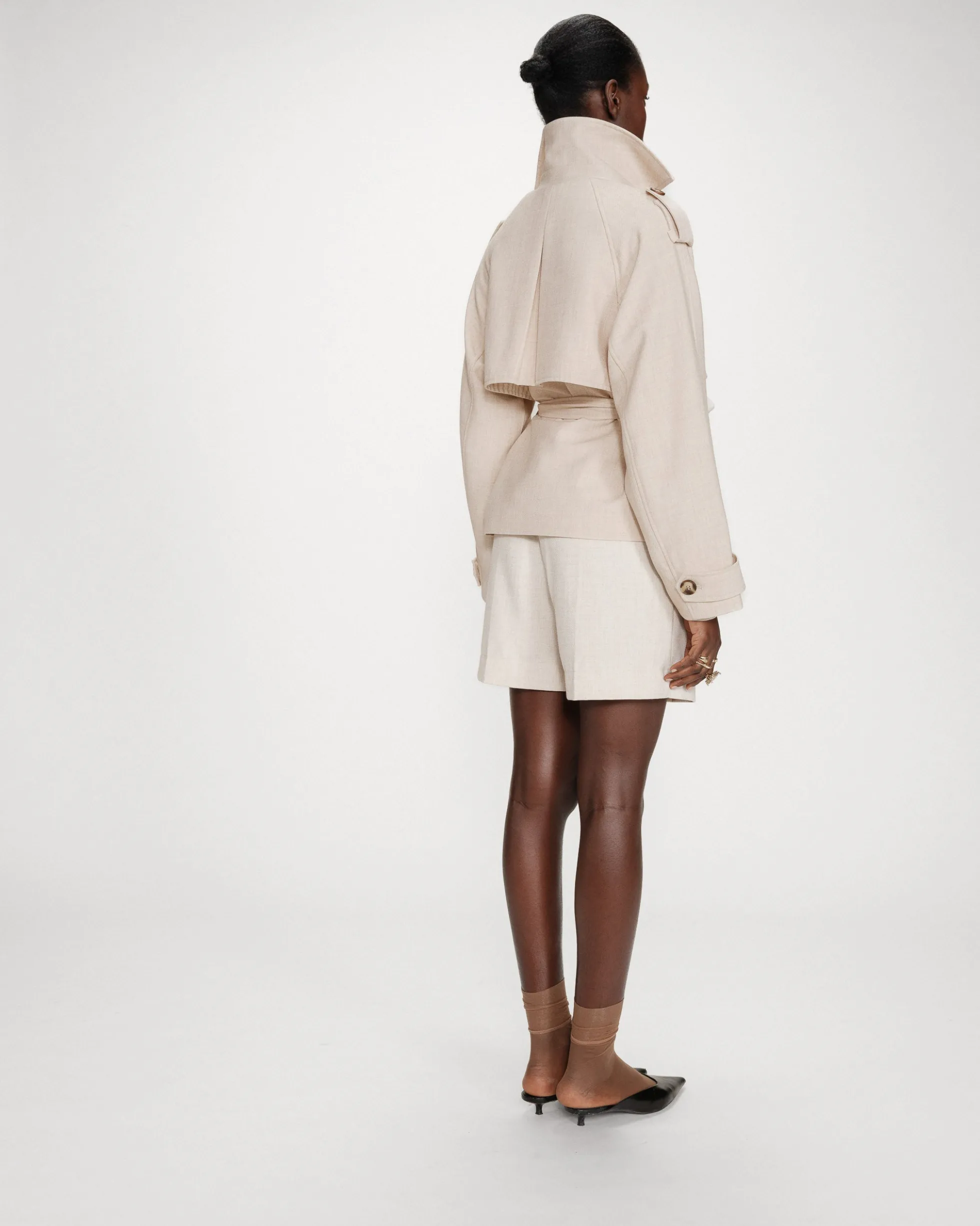 Trench-coat court ceinturé col à revers sable Vogue