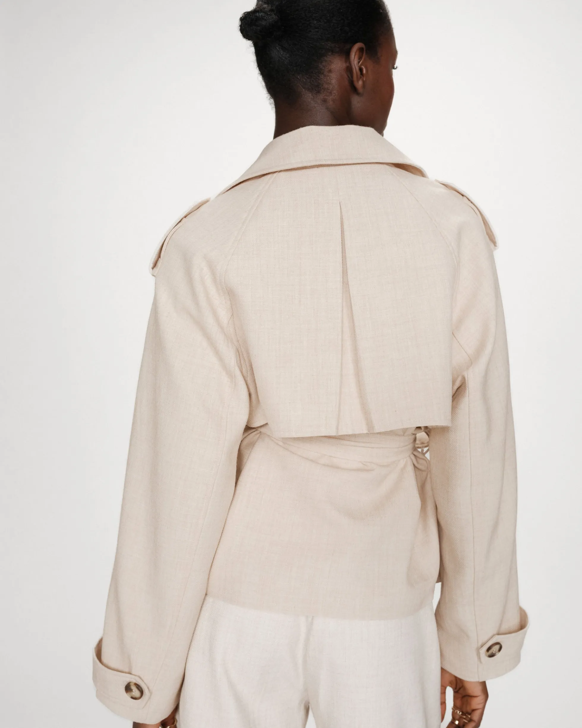 Trench-coat court ceinturé col à revers sable Vogue