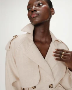 Trench-coat court ceinturé col à revers sable Vogue