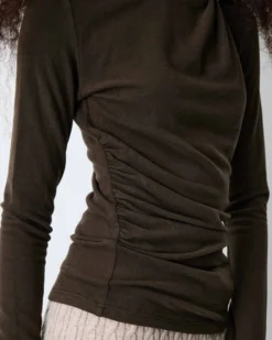 T-shirt drapé près du corps à boucle dorée chocolat Bijou