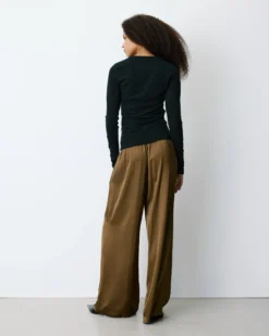 T-shirt drapé près du corps à boucle dorée noir Bijou