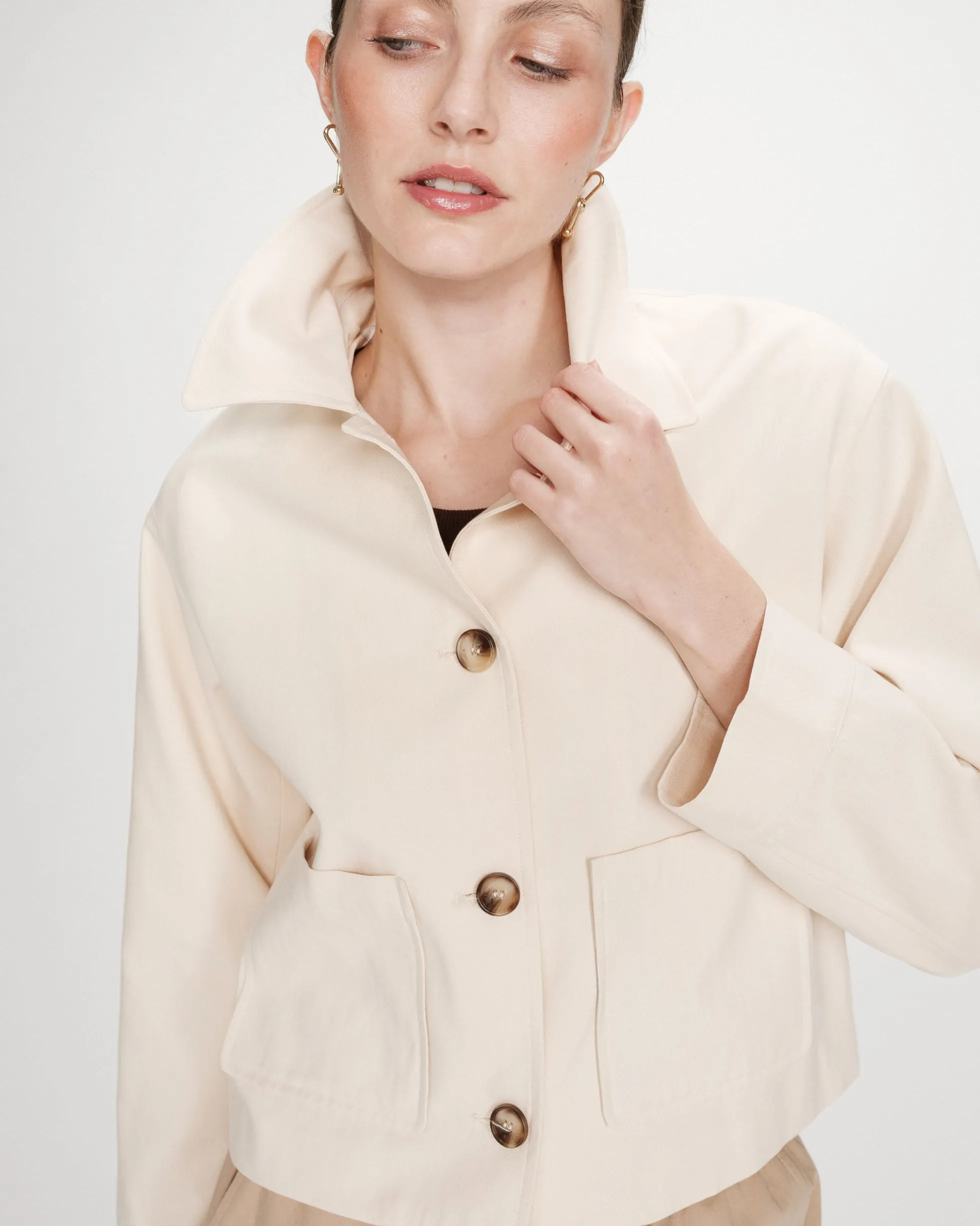 Veste courte en coton boutonnée à poches ecru Veronica
