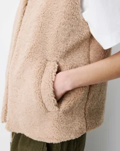 Veste sans manches en fausse shearling beige Avery