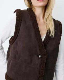 Veste sans manches en fausse shearling col V chocolat Anya