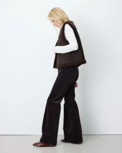 Veste sans manches en fausse shearling col V chocolat Anya